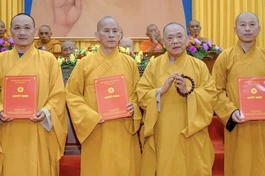 Trưởng lão Hòa thượng Thích Thiện Pháp trao quyết định đến chư tôn đức Ban Thường trực Ban Trị sự tỉnh An Giang