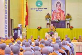 Hòa thượng Thích Lệ Trang sách tấn các hành giả tại trường hạ tổ đình Hội Khánh ((P.Thủ Dầu Một, TP.HCM) - Ảnh: Quảng Đạo/BGN