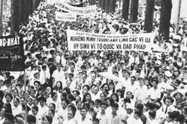 Phong trào phản chiến và Phật giáo xuống đường năm 1963 tại miền Nam - Ảnh: LIFE