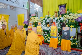 Trưởng lão Hòa thượng Chủ tịch Hội đồng Trị sự và phái đoàn cung kính trước Giác linh đài Trưởng lão Hòa thượng Thích Minh Châu - Ảnh: Đăng Huy