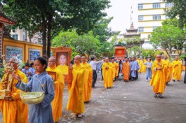 Cung thỉnh kim quan Thượng tọa Thích Quảng Tánh từ tổ đình Phước Viên đến nơi trà-tỳ - Ảnh: Nguyên Tài/BGN