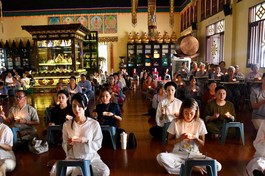 Ca sĩ, người mẫu Diệp Lâm Anh tham dự lễ Vu lan tại tu viện Như Giác