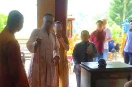 Đơn kêu cứu của Trưởng lão Hòa thượng Thích Thiện Xuân, Thành viên Hội đồng Chứng minh cho biết từ ngày 1-6-2025, có nhóm người tự xưng an Hộ tự đến chùa Bửu Quang gây rối trật tự, xâm nhập và cư trú bất hợp pháp, tạo sự bất an cho nhà chùa, dù chùa đã kêu cứu nhưng gởi đến Giáo hội và các cơ quan chức năng nhưng tình trạng bất an vẫn chưa được chấm dứt - Ảnh trích từ clip