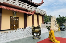 Trưởng lão Hòa thượng Thích Giác Quang thành kính dâng hương tưởng niệm trước tháp Đa Bảo, nơi đang tôn trí xá-lợi Trái tim Bồ-tát Thích Quảng Đức, sáng 12-9-2025