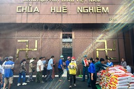 900 phần quà được Đạo tràng Pháp Hoa chùa Huê Nghiêm trao tặng đến bà con khó khăn