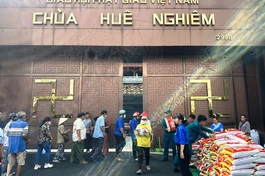 900 phần quà được Đạo tràng Pháp Hoa chùa Huê Nghiêm trao tặng đến bà con khó khăn