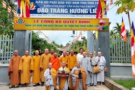 Chư tôn đức và lãnh đạo địa phương lưu niệm sau khi thượng bảng điểm sinh hoạt tôn giáo tập trung Hương Liên