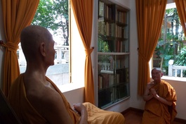 Trưởng lão Hòa thượng Viên Minh đảnh lễ trước tượng Đại lão Hòa thượng Hộ Tông - Ảnh: F.TĐBL