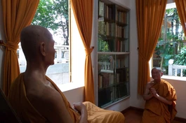 Trưởng lão Hòa thượng Viên Minh đảnh lễ trước tượng Đại lão Hòa thượng Hộ Tông - Ảnh: F.TĐBL