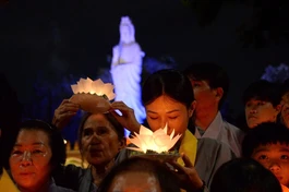 Đông đảo Phật tử tham dự cầu nguyện - Ảnh: Bảo Toàn/BGN