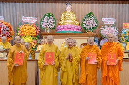 Trưởng lão Hòa thượng Thích Thiện Pháp trao quyết định chuẩn y nhân sự đến chư tôn đức Ban Trị sự GHPGVN tỉnh Đồng Nai