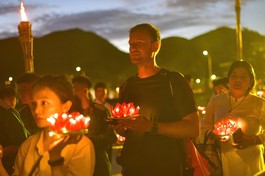 Người dân, du khách quốc tế tham dự Lễ cầu nguyện tại Cầu Tàu 914 - Đặc khu Côn Đảo cùng chư Tăng, lãnh đạo Đảng, Chính quyền TP.HCM - Ảnh: Quảng Đạo/BGN