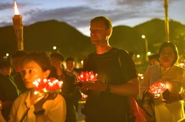 Người dân, du khách quốc tế tham dự Lễ cầu nguyện tại Cầu Tàu 914 - Đặc khu Côn Đảo cùng chư Tăng, lãnh đạo Đảng, Chính quyền TP.HCM - Ảnh: Quảng Đạo/BGN