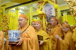 Thượng tọa Thích Thanh Phong thỉnh bát nhang trong Lễ phụng tống kim quan Trưởng lão Hòa thượng Thích Trí Tịnh từ chùa Vĩnh Nghiêm về Linh Phong Thiền Uyển ngày 12-10-2025 - Ảnh: Bảo Toàn/BGN