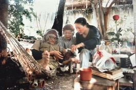 Tác giả Hồ Thị Hoàng Anh với thi sĩ Bùi Giáng và nhà thơ Trụ Vũ (ảnh do NSND Kim Cương chụp, tác giả cung cấp)