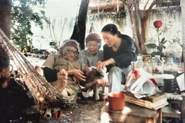 Tác giả Hồ Thị Hoàng Anh với thi sĩ Bùi Giáng và nhà thơ Trụ Vũ (ảnh do NSND Kim Cương chụp, tác giả cung cấp)