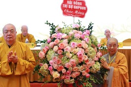 Trưởng lão Hòa thượng Thích Thanh Nhiễu tặng lẵng hoa của Hội đồng Trị sự chúc mừng Ban Tổ chức