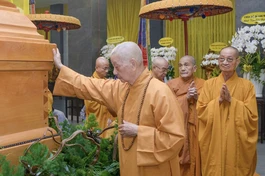 Đức Pháp chủ GHPGVN quang lâm chùa Phổ Quang viếng tang Hòa thượng Thích Thiện Tánh, Phó Chủ tịch Hội đồng Trị sự tân viên tịch - Ảnh: Bảo Toàn/BGN