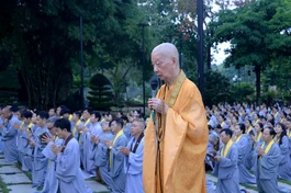 Đại lão Hòa thượng Thích Trí Quảng thân lâm niêm hương, xưng tán danh hiệu và hạnh nguyện của Đức Bồ-tát Quán Thế Âm, hồi hướng đến đồng bào các tỉnh bị thiên tai hoành hành - Ảnh: Bảo Toàn/BGN