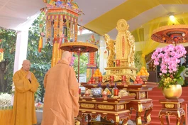 Đại lão Hòa thượng Pháp chủ GHPGVN cầu nguyện trước long vị Tổ quốc tôn thiết tại đàn tràng, trước đền thờ ở Công viên văn hóa Lê Thị Riêng, trước đây là Nghĩa trang Đô Thành - Ảnh: Bảo Toàn/BGN