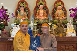 Thượng tọa Thích Thanh Phong tiếp nhận 600 triệu đồng từ Anh hùng lao động Hoàng Đức Thảo - người được cố Trưởng lão Hòa thượng Thích Trí Tịnh giao phó việc tạm giữ dùng cho các thiện sự