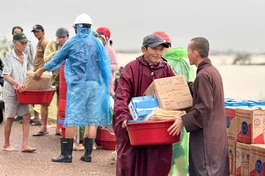 Đại đức Thích Minh Tồn trao quà chia sẻ với bà con 