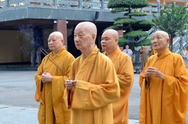 Đức Pháp chủ và chư vị Trưởng lão, giáo phẩm dâng hương trước tháp Đa Bảo tại Việt Nam Quốc Tự trong ngày Trưởng tịnh của chư Tăng 14-10-Ất Tỵ - Ảnh: Bảo Toàn/BGN