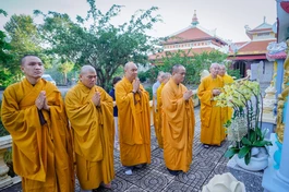 Thượng tọa Thích Tâm Hải và phái đoàn Báo Giác Ngộ đảnh lễ trước bảo tháp Trưởng lão Hòa thượng Thích Minh Nguyệt trong khuôn viên tổ đình Thiên Thai (xã Long Điền) - Ảnh: Tâm Quý/BGN
