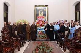 Phái đoàn Ban Trị sự GHPGVN TP.HCM chúc mừng Giáng sinh năm 2025 tại Tòa Tổng Giám mục TP.HCM - Ảnh: Bảo Toàn/BGN