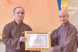 Thượng tọa Thích Tâm Hải nhận Bằng công đức của Ban Thường trực Ban Trị sự GHPGVN TP.HCM ghi nhận những đóng góp tích cực trong công tác thông tin - truyền thông Phật giáo TP.HCM năm 2025 - Ảnh: Quảng Đạo/BGN