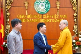 Trưởng lão Hòa thượng Thích Thanh Nhiễu tiếp lãnh đạo Cục An ninh nội địa - Bộ Công an, tại chùa Quán Sứ