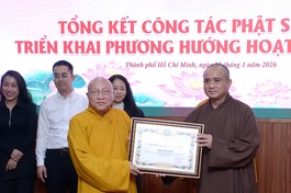 Hòa thượng Thích Gia Quang, Phó Chủ tịch Hội đồng Trị sự, Trưởng ban Thông tin - Truyền thông T.Ư trao Bằng tuyên dương công đức của Ban Thường trực Hội đồng Trị sự GHPGVN đến Báo Giác Ngộ