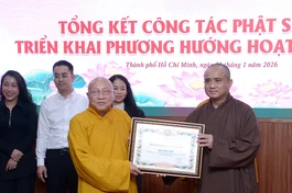 Hòa thượng Thích Gia Quang, Phó Chủ tịch Hội đồng Trị sự, Trưởng ban Thông tin - Truyền thông T.Ư trao Bằng tuyên dương công đức của Ban Thường trực Hội đồng Trị sự GHPGVN đến Báo Giác Ngộ