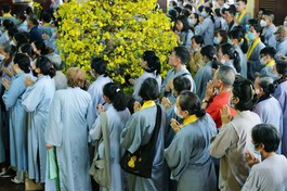 Phật tử đến chùa lễ Phật đầu năm - Ảnh: Trần Thế Phong/Báo Giác Ngộ