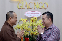 Giám đốc Sở Dân tộc và Tôn giáo TP.HCM với Thượng tọa Tổng Biên tập Báo Giác Ngộ - Ảnh: Bảo Toàn/BGN