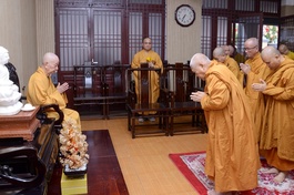 Hòa thượng Thích Giác Toàn hướng dẫn các vị Thường trực Viện Nghiên cứu Phật học VN khánh tuế Đức Pháp chủ - Đại lão Hòa thượng Thích Trí Quảng - Ảnh: Bảo Toàn/BGN