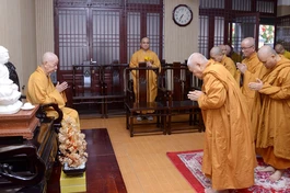 Hòa thượng Thích Giác Toàn hướng dẫn các vị Thường trực Viện Nghiên cứu Phật học VN khánh tuế Đức Pháp chủ - Đại lão Hòa thượng Thích Trí Quảng - Ảnh: Bảo Toàn/BGN