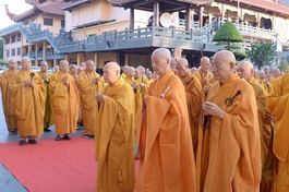 Đức Pháp chủ, Trưởng lão Hòa thượng Chủ tịch Hội đồng Trị sự cùng chư vị Trưởng lão dâng hương trước tháp Đa Bảo - nơi an vĩnh viễn xá-lợi Trái tim Bồ-tát Thích Quảng Đức - Ảnh: Bảo Toàn/BGN