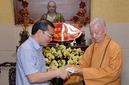 Đức Pháp chủ tặng giai phẩm báo Giác Ngộ xuân Bính Ngọ đến Đại tá Lê Quang Đạo - Ảnh: Bảo Toàn/BGN