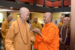 Đức Pháp chủ ân cần thăm hỏi Hòa thượng Đào Như, Trưởng ban Trị sự GHPGVN TP.Cần Thơ - Ảnh: Báo Giác Ngộ