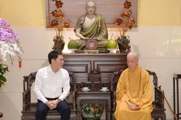 Thiếu tướng Nguyễn Hữu Mạnh thăm Đức Đệ tứ Pháp chủ GHPGVN - Ảnh: Bảo Toàn/BGN