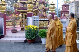 Đức Pháp chủ GHPGVN tảo tháp chư vị Tổ sư trước thềm Xuân Bính Ngọ