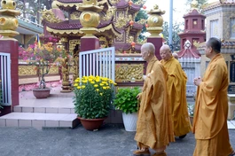 Đức Pháp chủ GHPGVN trở về tổ đình Huê Nghiêm tảo tháp chư vị Tổ sư theo truyền thống thiền môn - Ảnh: Bảo Toàn/BGN