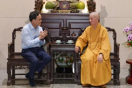 Ủy viên Bộ Chính trị, Bí thư Thành ủy TP.HCM Trần Lưu Quang chúc Tết Đức Pháp chủ - Ảnh: Bảo Toàn/BGN