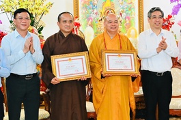 Ông Nguyễn Phước Lộc trao Bằng khen của Chủ tịch UBND TP.HCM đến Thượng tọa Thích Thanh Phong và Thượng tọa Thích Tâm Hải