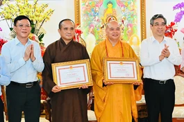 Ông Nguyễn Phước Lộc trao Bằng khen của Chủ tịch UBND TP.HCM đến Thượng tọa Thích Thanh Phong và Thượng tọa Thích Tâm Hải - Ảnh: Việt Dũng