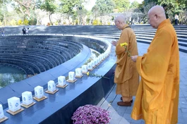 Đức Pháp chủ GHPGVN - Đại lão Hòa thượng Thích Trí Quảng đặt hoa tưởng niệm đồng bào tử vong trong đại dịch Covid-19 tại tượng đài Giọt nước, Công viên số 1 Lý Thái Tổ sáng 16-2026 - Ảnh: Bảo Toàn/BGN