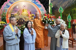 Phật tử Đạo tràng Pháp Hoa dâng hoa chúc mừng năm mới đến Hòa thượng Thích Bảo Nghiêm