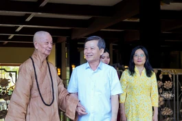 Đại lão Hòa thượng Thích Trí Quảng cùng ông Lê Minh Trí và phu nhân, gia quyến tại chùa Huê Nghiêm - TP.HCM - Ảnh: Nguyện Truyền/BGN