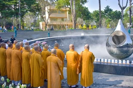 Chư tôn đức cầu nguyện, tưởng niệm đồng bào tử vong trong đại dịch Covid-19 tại khu vực tượng đài Giọt nước - Ảnh: Văn Phúc/BGN